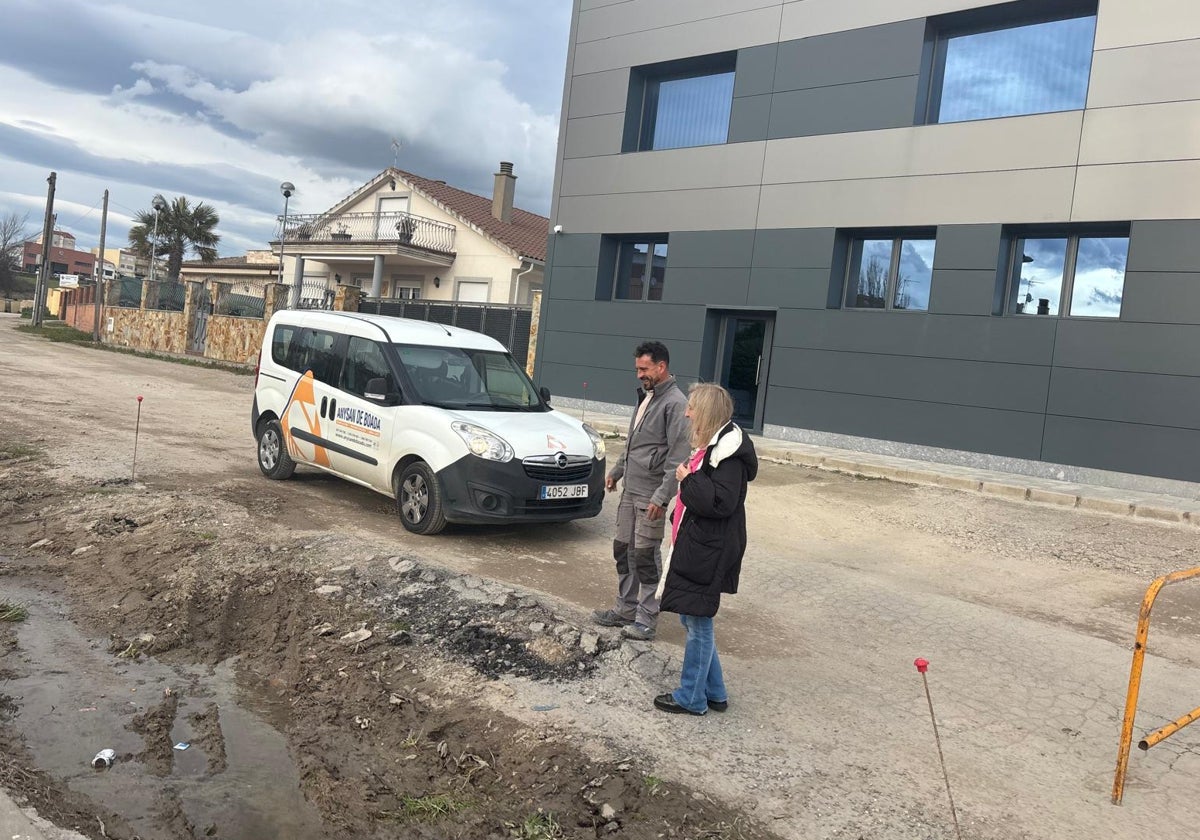 La alcaldesa, Concepción Miguélez, durante una visita a las obras.