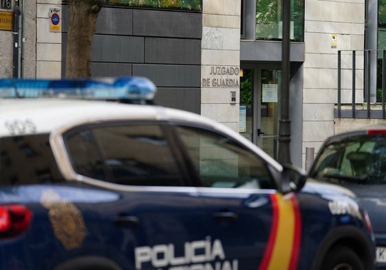 Una dotación de la Policía Nacional en el Juzgado de Guardia.