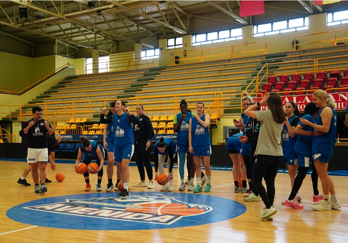 Imagen de las jugadoras y técnicos de Avenida durante el Media Day en Würzburg.