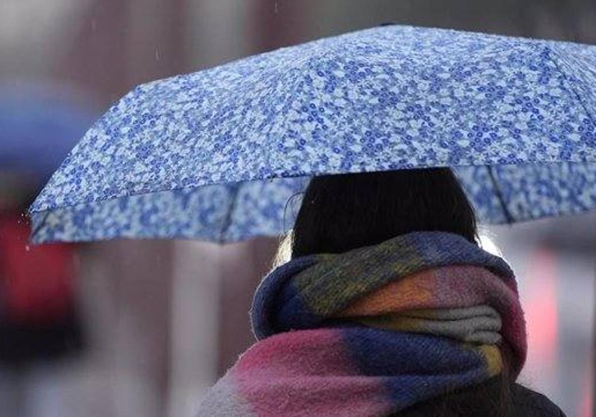 Una mujer se refugia de la lluvia.