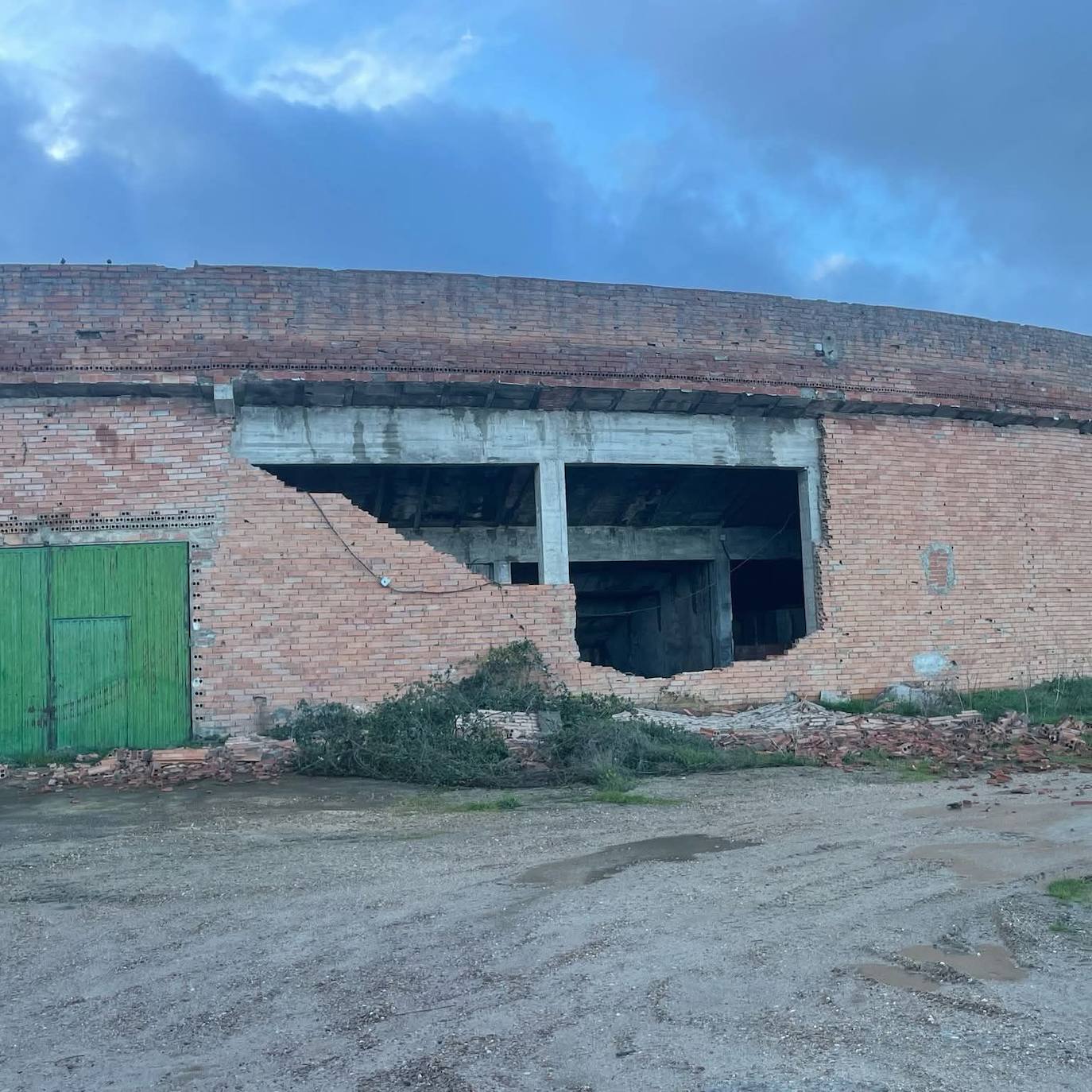 Imagen de la caída de parte del muro perimetral de la plaza de toros de Miróbriga.