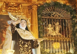 La talla procesional de Santa Teresa y al fondo su sepulcro en Alba de Tormes.