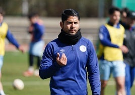 Martín Galván pide el balón durante la sesión de entrenamiento de ayer en Las Pistas.