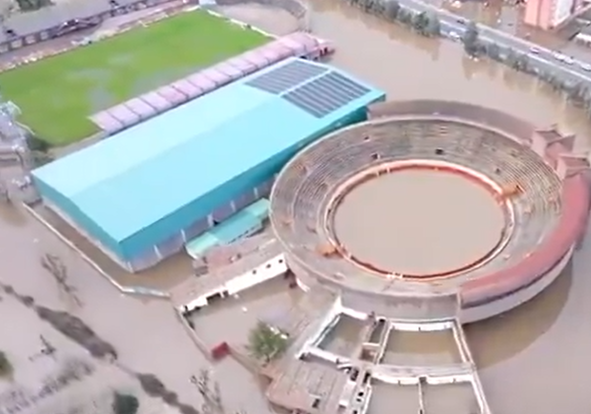 Panorámica del estadio Adolfo Suárez y la Plaza de Toros de Ávila inundados.