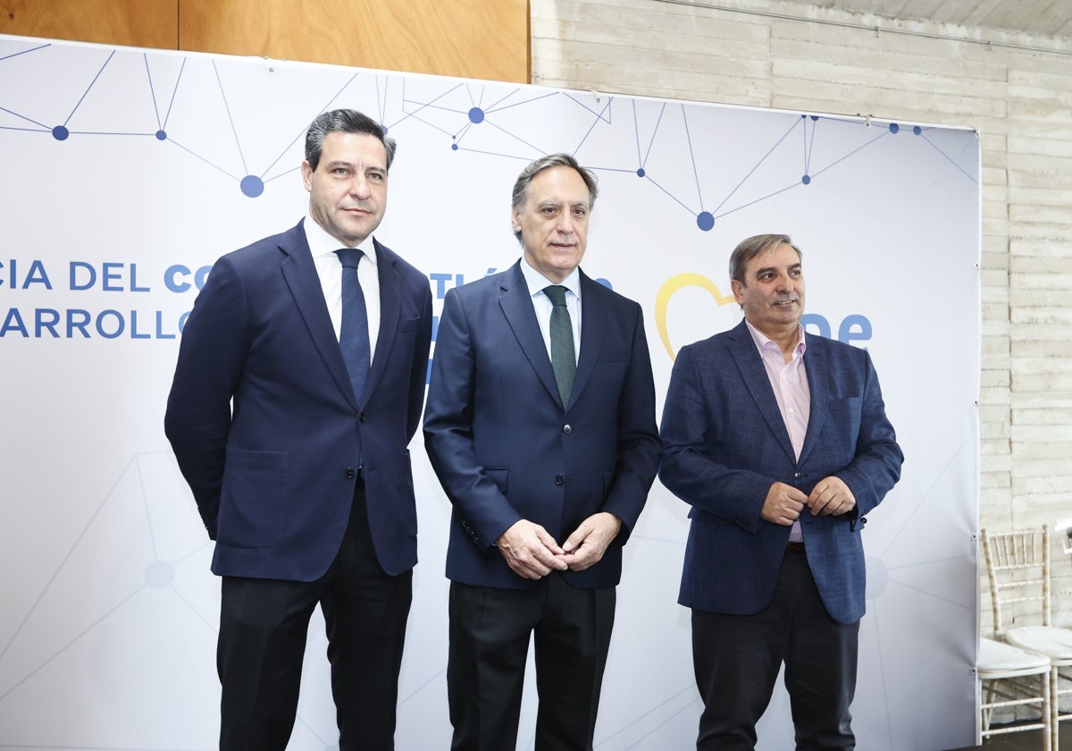 El eurodiputado del Partido Popular, Raúl de la Hoz; el alcalde Salamanca, Carlos García Carbayo y el consejero de Movilidad y Transformación Digital de la Junta de Castilla y León, José Luis Sanz.