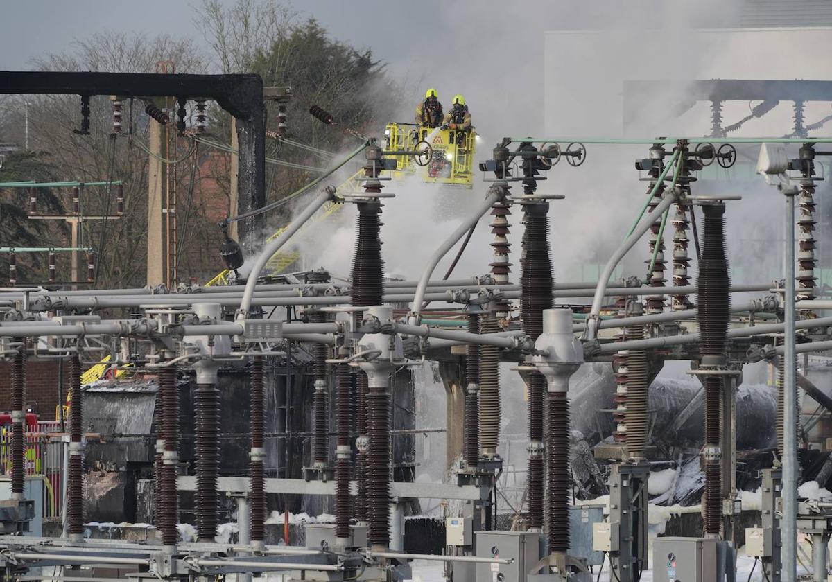 Los Bomberos de Londres, trabajando en la subestación eléctrica de Hayes.