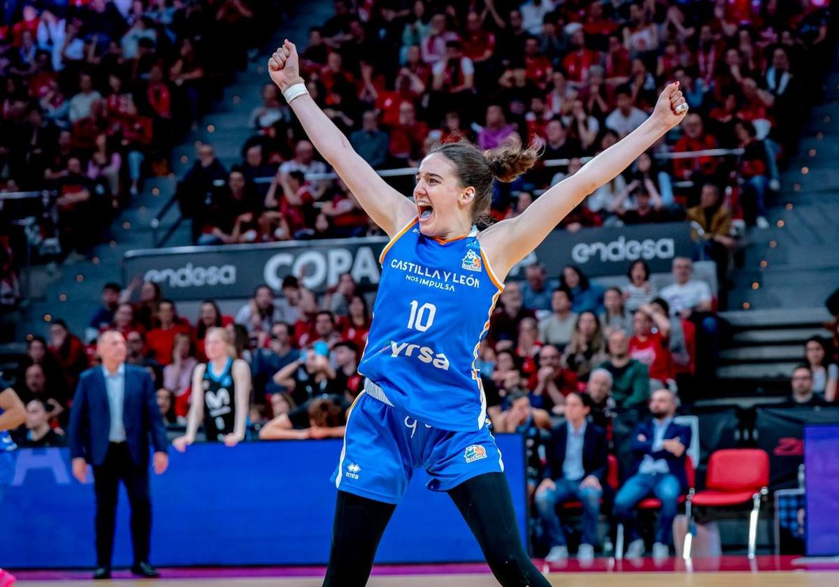 Iyana Martín celebra el canastón que le dio el triunfo a Avenida frente a Estudiantes este viernes.