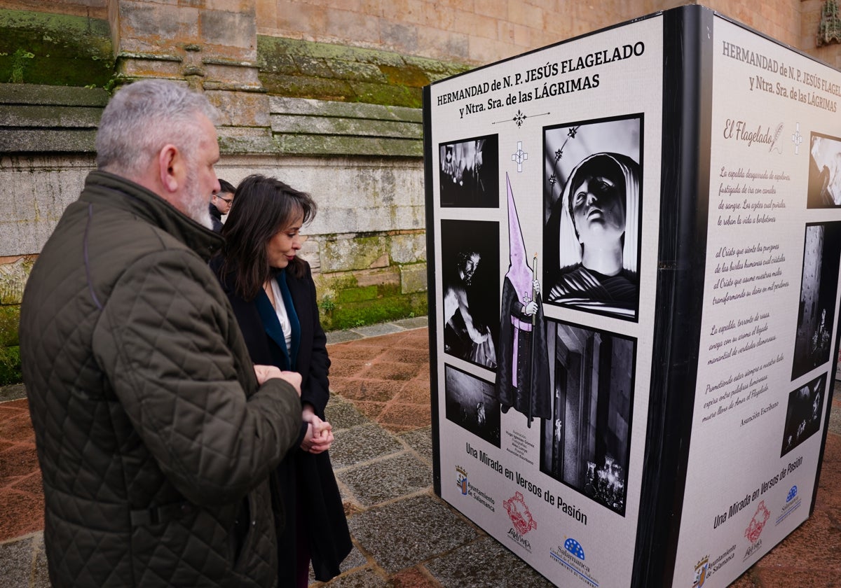 Hernández y Seguín observan la exposición.