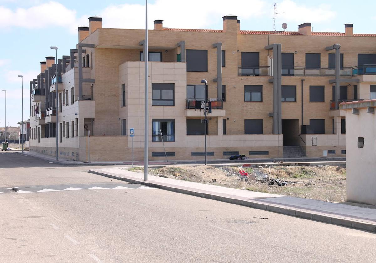 El edificio de Nuevo Naharros en el que se okuparon 24 de las 44 viviendas del bloque.