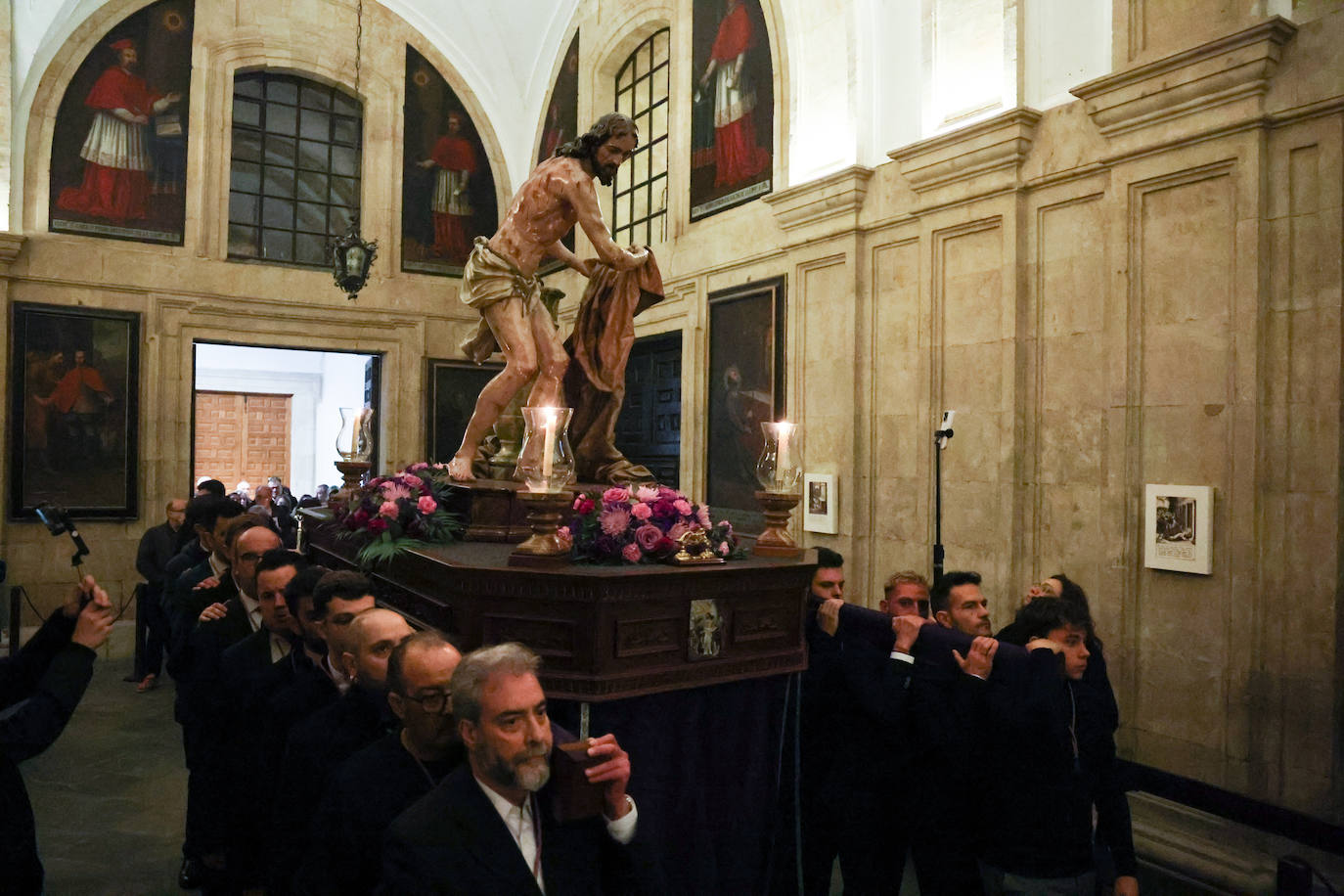 Así fue el paso de Jesús Flagelado por el claustro barroco de la Pontificia en su vía crucis