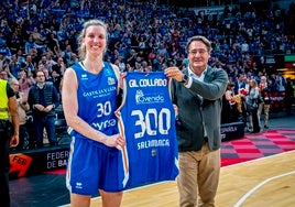 Laura Gil, recibiendo de manos de Jorge Recio la camiseta conmemorativa de sus 300 partidos.