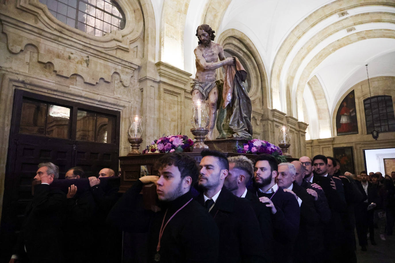 Así fue el paso de Jesús Flagelado por el claustro barroco de la Pontificia en su vía crucis