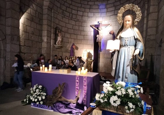 La imagen de la Madre Matilde acogió la vigilia celebrada en la iglesia de San Juan
