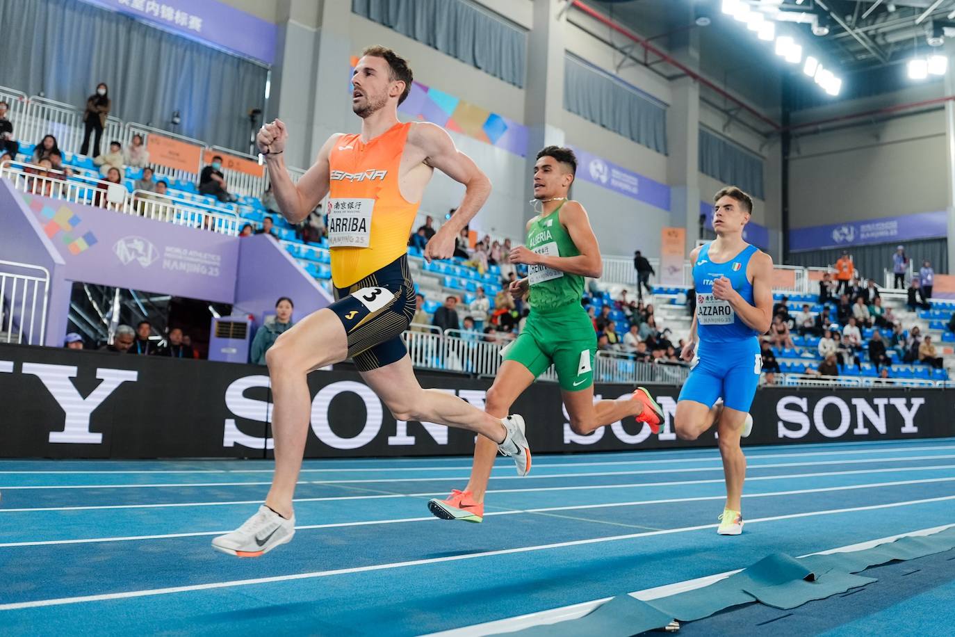 Álvaro de arriba en la semifinal en 800 metros.