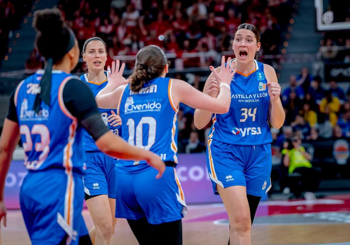 Las jugadoras de Avenida celebran una canasta.