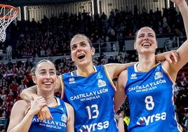 Silvia Domínguez, Andrea Vilaró y Antonia Delaere celebran la clasificación para la final.