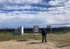 El presidente de la comunidad frente al campo de placas solares en Encinas de Arriba.