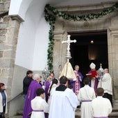 Apertura de la Puerta Santa de la iglesia de Santa María la Mayor por parte del obispo, Ernesto Brotóns