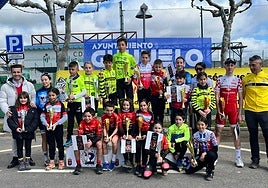 Imagen de los ganadores en las distintas categorías con las autoridades y los organizadores de la prueba