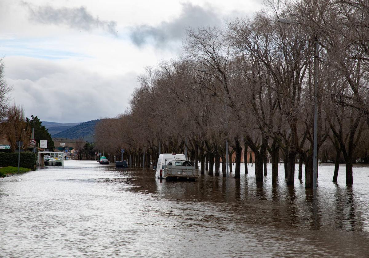 Crecida del río Adaja a su paso por Ávila este viernes.