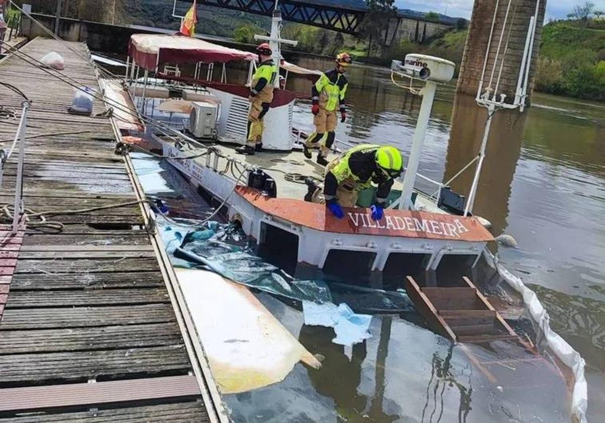 Los Bomberos de la Diputación intervienen en el puerto de la zona de Vega Terrón tras hundirse una embarcación.