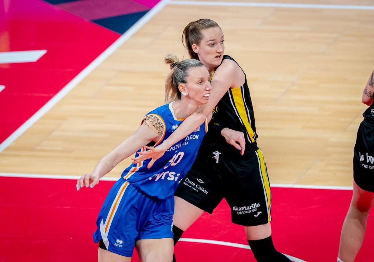 Laura Gil, en una disputa de balón durante la final de la Copa de la Reina.