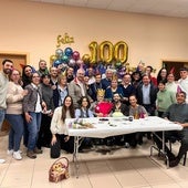 Paquita García Martín celebrando sus 100 años acompañada de sus familiares.