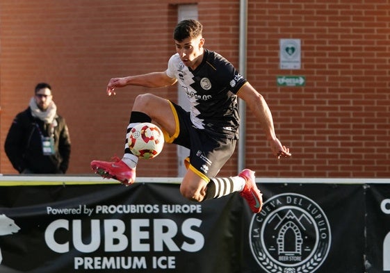 Rastrojo controla el balón en el partido ante la Gimnástica Segoviana.