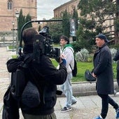 Xuso Jones y el equipo de grabación de 'Lo sabe, no lo sabe', en la Plaza de Anaya.