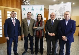 El delegado territorial de la Junta en Salamanca, Eloy Ruiz; el vicepresidente de ASAJA Salamanca Julián Juanes; la secretaria general de la Consejería de Agricultura, Ana Álvarez-Quiñones; el presidente de CES Castilla y León, Enrique Cabero, y el presidente de ASAJA Castilla y León, Donaciano Dujo.