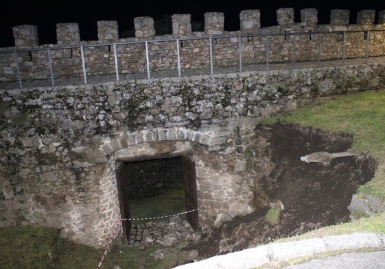Imagen de parte del muro y el terraplén desplomado en la muralla.