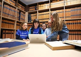 Las salmantinas que trabajan en el proyecto internacional Technovation Girls en las instalaciones de LAGACETA.