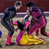 Damián Castaño es trasladado a la enfermería tras la cornada del domingo en Las Ventas.