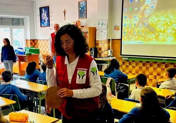 Imagen de una de las últimas actividades de la asociación bejarana contra el cáncer en los colegios de la ciudad.