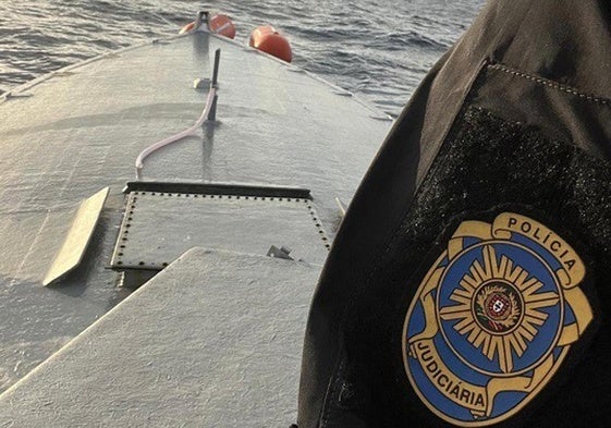 Un agente policial tras una intervención de un narcosubmarino.