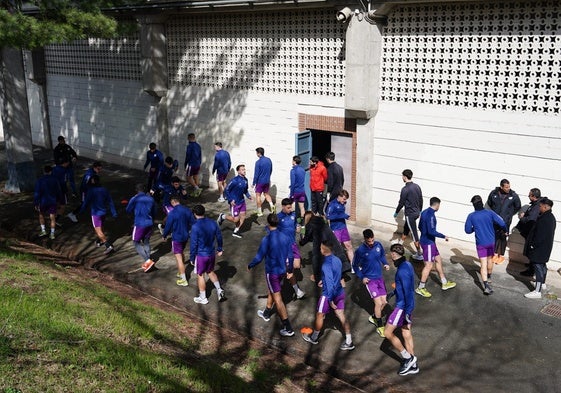 Los jugadores del Salamanca UDS ejercitándose a las puertas del gimnasio del Helmántico.