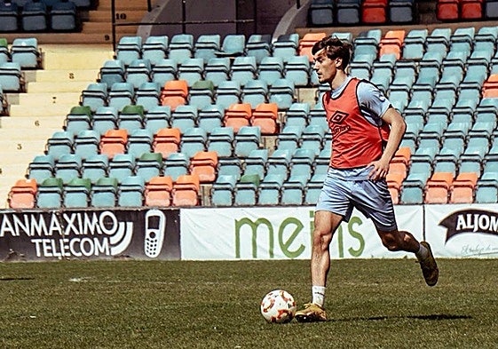 Curro, con el balón en los pies, durante la sesión de entrenamiento de este miércoles en el Helmántico.