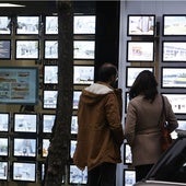 Una pareja viendo pisos en venta.