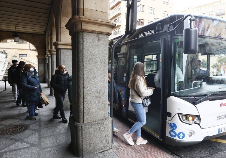 Una mujer subiendo a un autobús metropolitano de Salamanca.