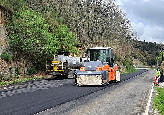 Obras en una carretera de la provincia.