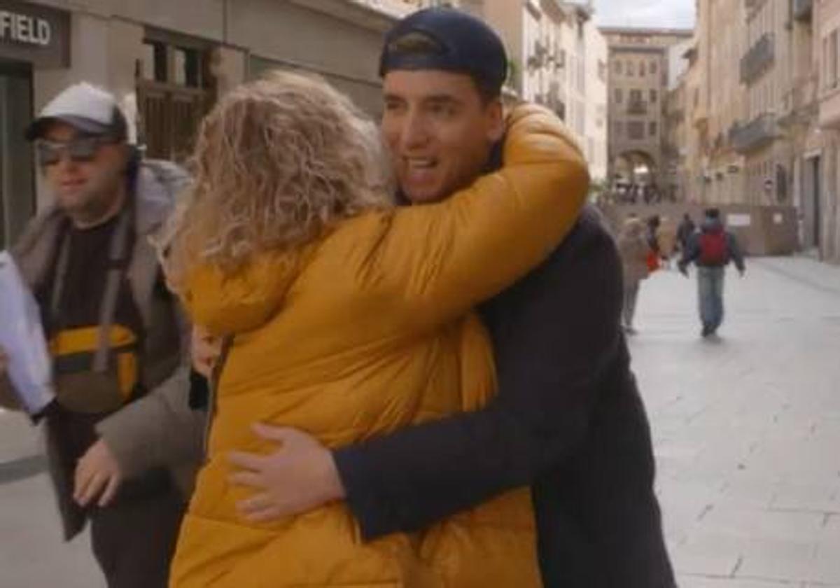 Una salmantina rompe a llorar al encontrarse a Xuso Jones: «Es el mejor regalo»