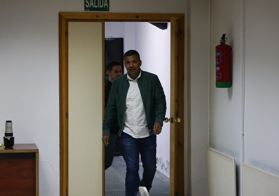 Rafa Dueñas, entrando en la sala de prensa del Helmántico.