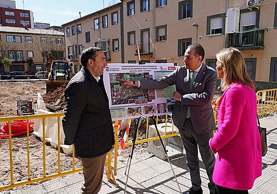 Eloy Ruiz, Fernando Carabias y María José Coca, en las obras de la calle Alondra.
