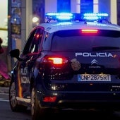 Un coche de la Policía Nacional, circulando por la capital.