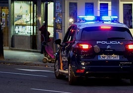 Un coche de la Policía Nacional, circulando por la capital.
