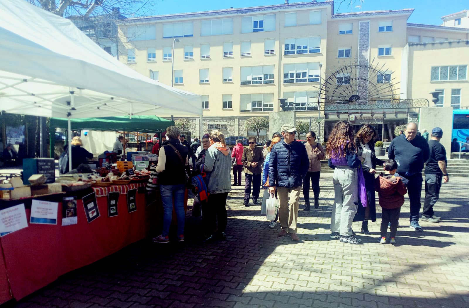 El buen tiempo anima el regreso de los mercados de antigüedades en el parque municipal de Béjar