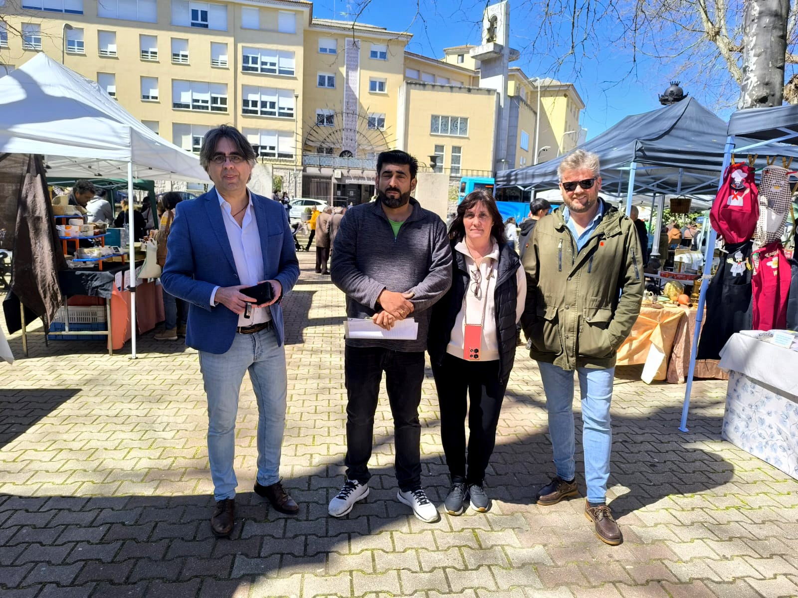El buen tiempo anima el regreso de los mercados de antigüedades en el parque municipal de Béjar