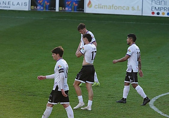 Los jugadores del Salamanca UDS se lamentan tras el segundo tanto del Valladolid Promesas.