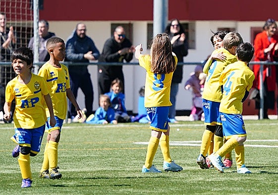 Los jugadores del Monterrey celebran el primer tanto, mientras Vega, autora del gol, señala al graderío.