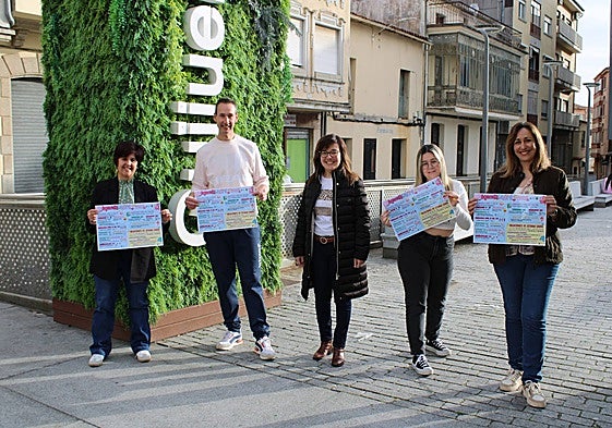 La concejala, Sara García, junto al equipo del centro juvenil.